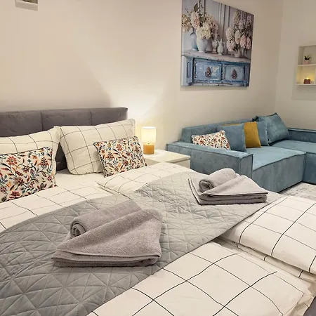 Апартаменты Spacious Near Zelena Brana With A Terrace *